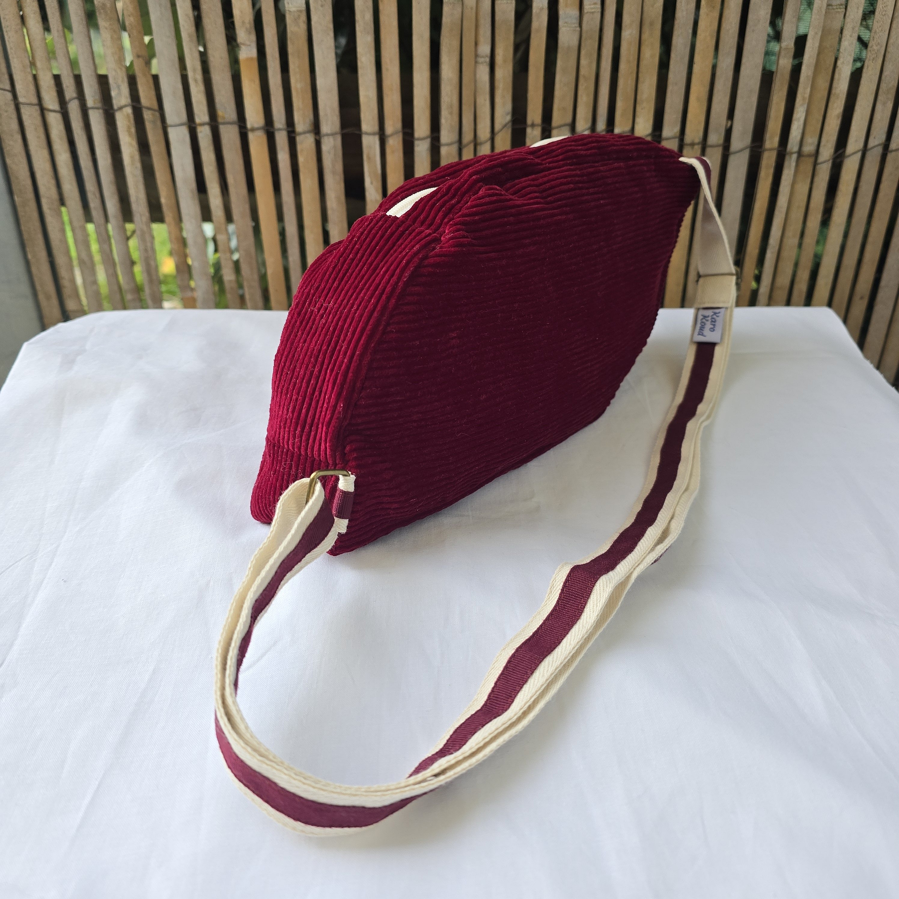 Sac banane r&eacute;invent&eacute; : design unique. &Eacute;co-conception et Style unique en mat&eacute;riaux recycl&eacute;s.