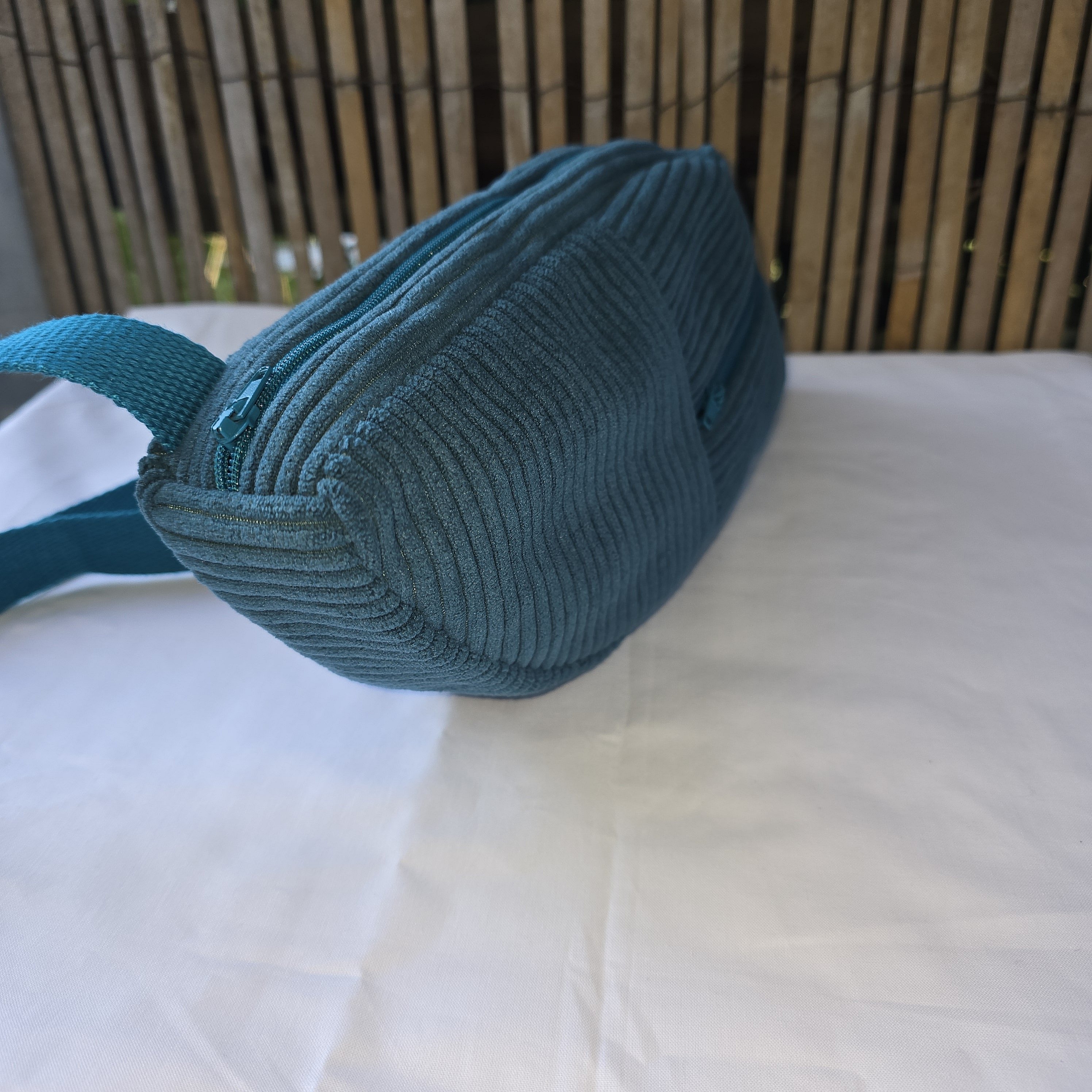 Sac banane r&eacute;invent&eacute; : design unique asym&eacute;trique.