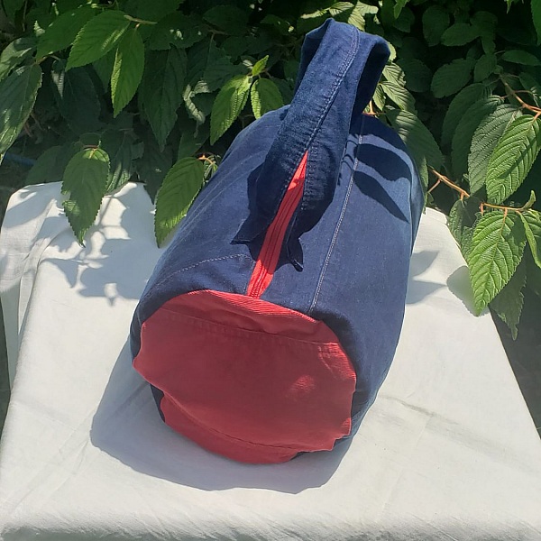 Sac bowling "Rouge Passion" en jean recycl&eacute; et velours, doublure jersey avec poche int&eacute;rieure. Pi&egrave;ce unique, fait main