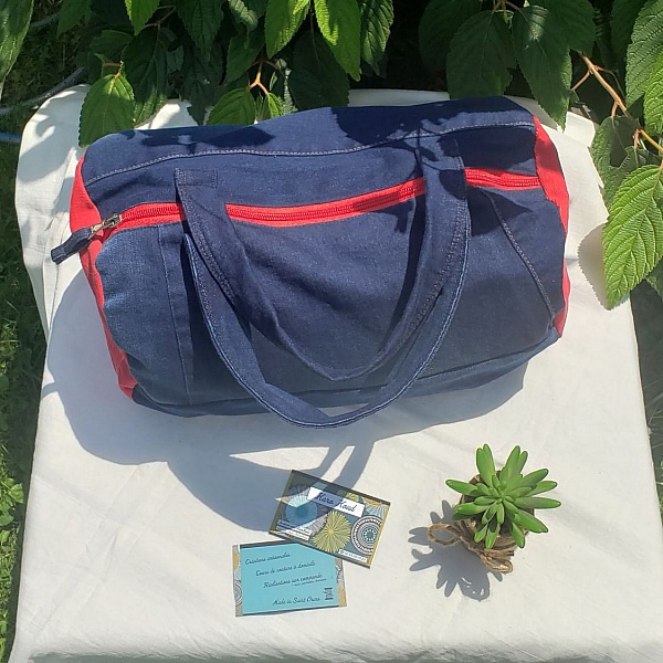 Sac bowling "Rouge Passion" en jean recycl&eacute; et velours, doublure jersey avec poche int&eacute;rieure. Pi&egrave;ce unique, fait main