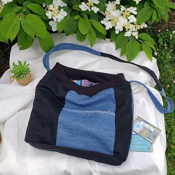 Sac &agrave; bandouli&egrave;re en jean recycl&eacute; bleu et noir