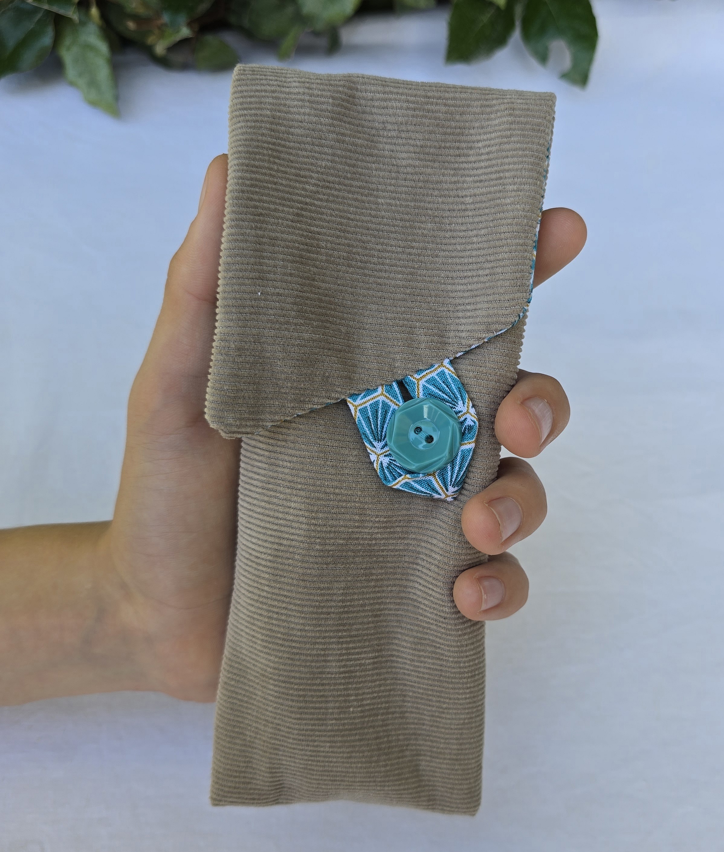 &Eacute;tui souple &agrave; lunettes ,en velours c&ocirc;tel&eacute; , doubl&eacute; de tissu coton imprim&eacute;. &Eacute;co-con&ccedil;u.