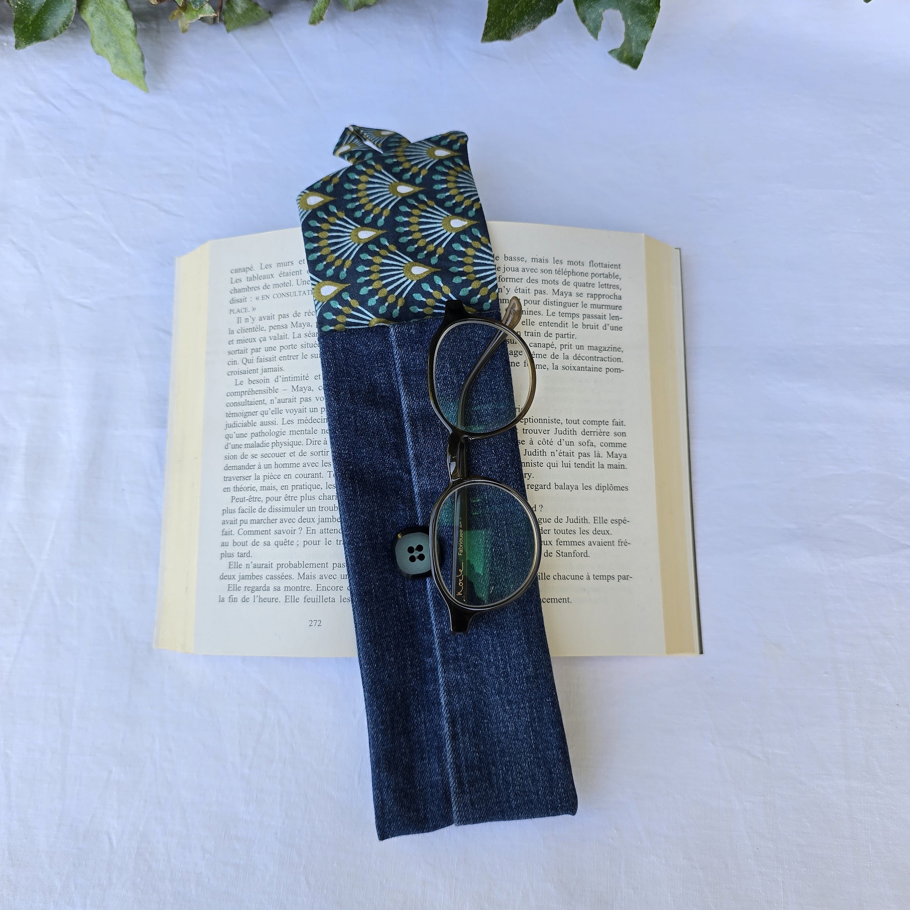 &Eacute;tui souple &agrave; lunettes ,en jean, doubl&eacute; de tissu coton imprim&eacute;. &Eacute;co-con&ccedil;u.