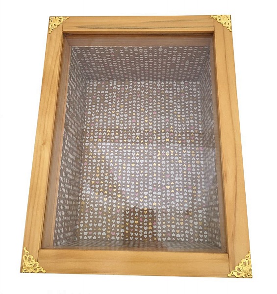 Treboks med glasslokk. Modell : honninghjerte.