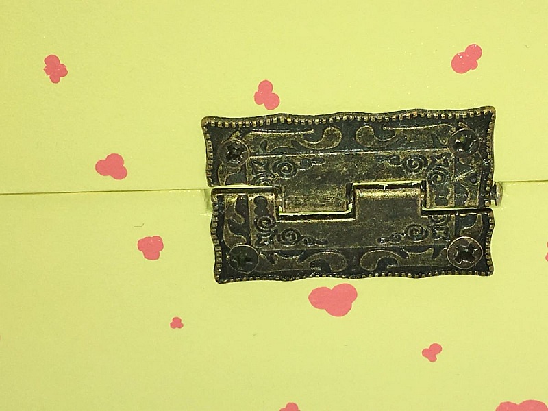 Trekasse med glasslokk. Modell : gul sakura