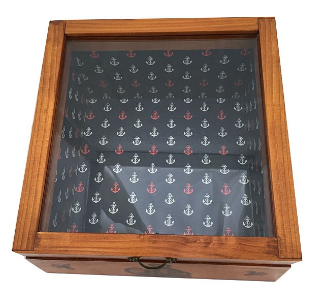 Skr&aring; trekasse med glasslokk. Modell: marine anker.