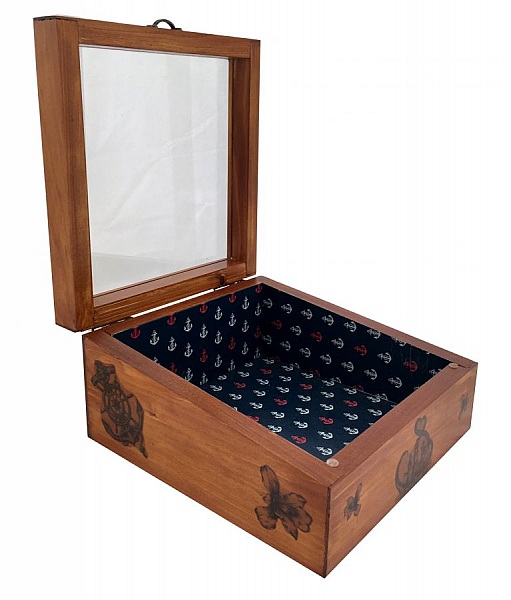 Skr&aring; trekasse med glasslokk. Modell: marine anker.