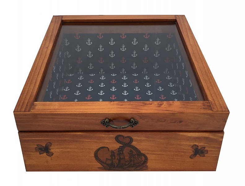 Skr&aring; trekasse med glasslokk. Modell: marine anker.