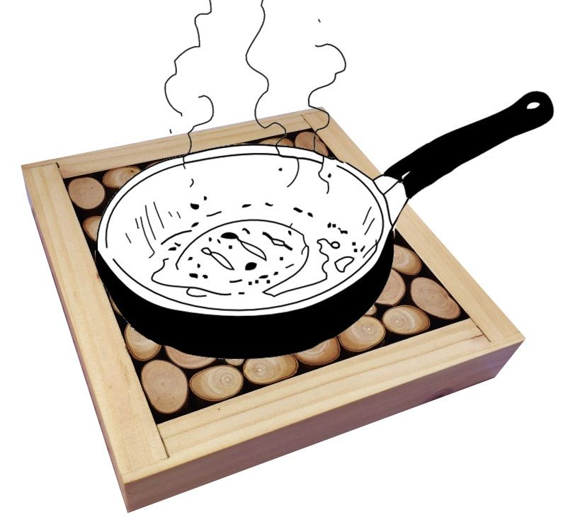 Bordmatte i hasselnøtt / syrin trestokker, vendbar i en kopp med gullkrakelert dekor.