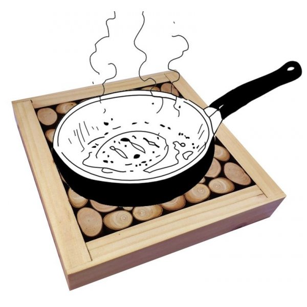 Bordmatte i hasselnøtt / syrin trestokker, vendbar i en kopp med gullkrakelert dekor.