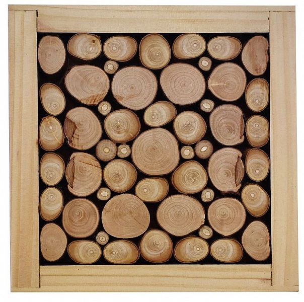 Bordmatte i hasseln&oslash;tt / syrin trestokker, vendbar i en kopp med gullkrakelert dekor.