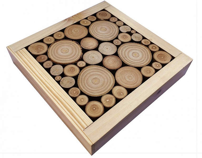 Bordmatte i laurb&aelig;r / hasseln&oslash;tt trestokker, vendbar i en kopp med jacquard hjertedekorasjon