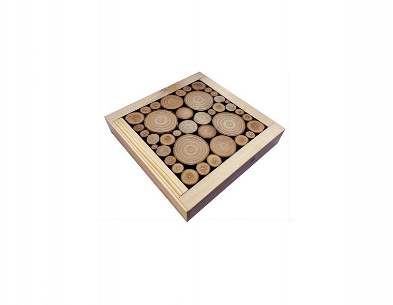 Bordmatte i laurb&aelig;r / hasseln&oslash;tt trestokker, vendbar i en kopp med jacquard hjertedekorasjon