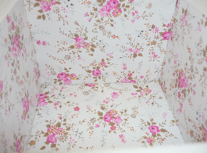 Liten eske i massivt tre med hvit cupcake-dekorasjon