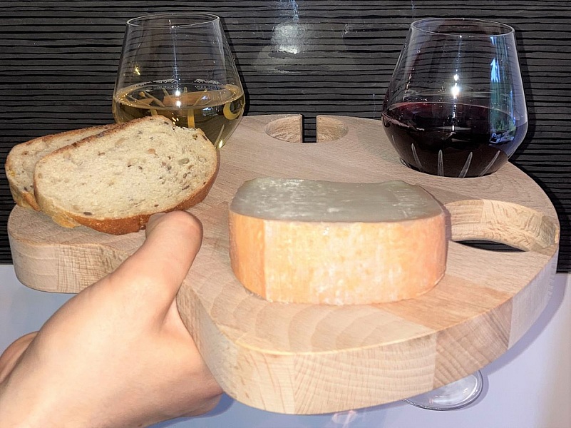 FSC naturlig skj&aelig;rebrett i b&oslash;k med kattepote-modell for 4 glass med stilk