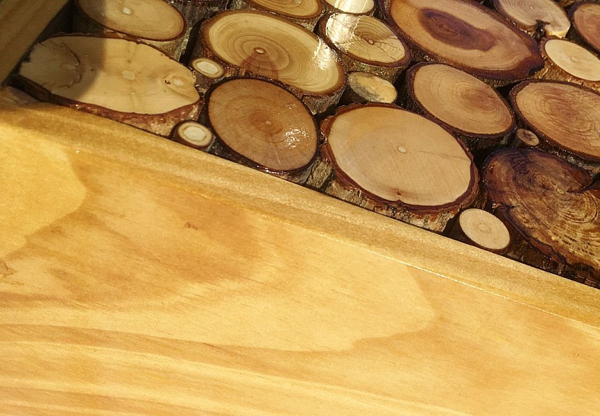 Rektangul&aelig;r knaggrekke laget av honningfargede trestokker med 1 knagg og n&oslash;kkelring 30x20 cm.