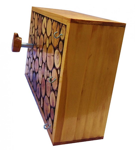 Rektangul&aelig;r knaggrekke laget av honningfargede trestokker med 1 knagg og n&oslash;kkelring 30x20 cm.