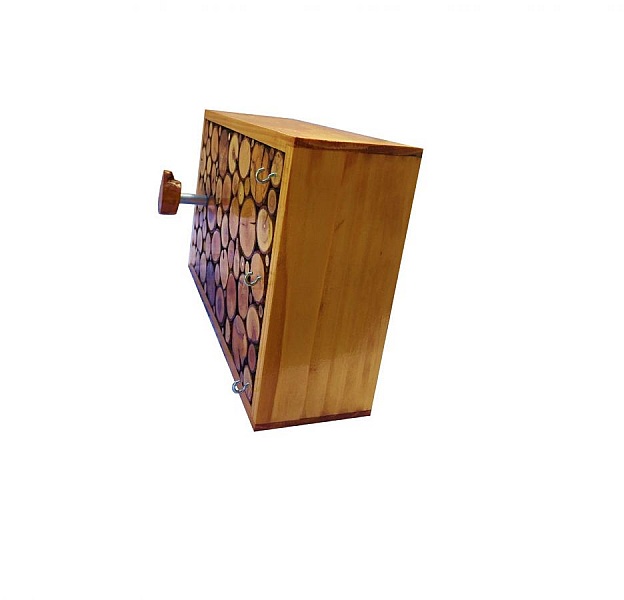 Rektangul&aelig;r knaggrekke laget av honningfargede trestokker med 1 knagg og n&oslash;kkelring 30x20 cm.