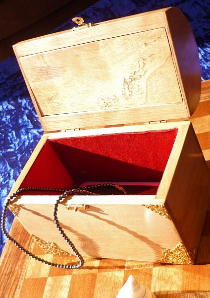 Veldig fin buet kiste i marmorert bj&oslash;rk, massivt tre fra Pyreneene 