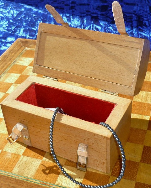 Veldig fin buet kiste i massivt b&oslash;ketre 