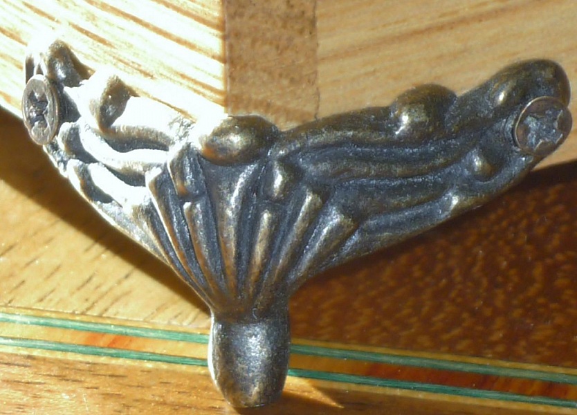 Veldig fin buet kastanjekiste i tre fra Pyreneene 