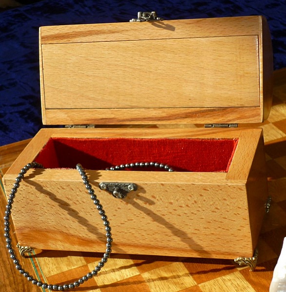 Veldig fin buet b&oslash;ketre kiste i alderen utseende massivt tre