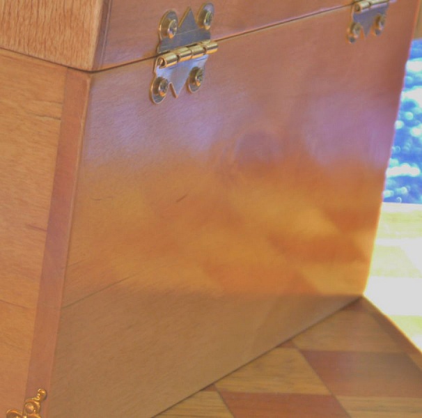 Veldig fin buet kiste i marmorert bj&oslash;rk, massivt tre fra Pyreneene 