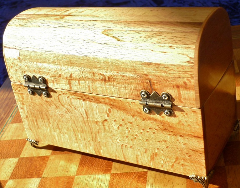 Veldig fin buet b&oslash;ketre kiste i alderen utseende massivt tre