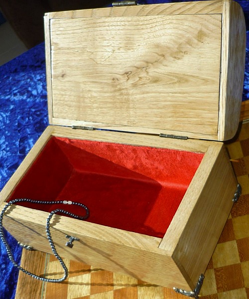 Veldig fin buet kastanjekiste i tre fra Pyreneene 