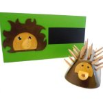 Wooden Back to School Set modell: Pinnsvin (blyantkopp og veggmontert kleskrok)