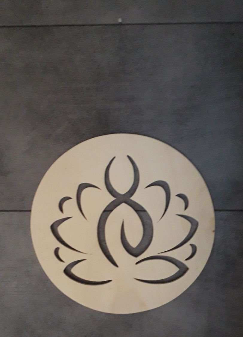 Yogini sitter på lotusen sin