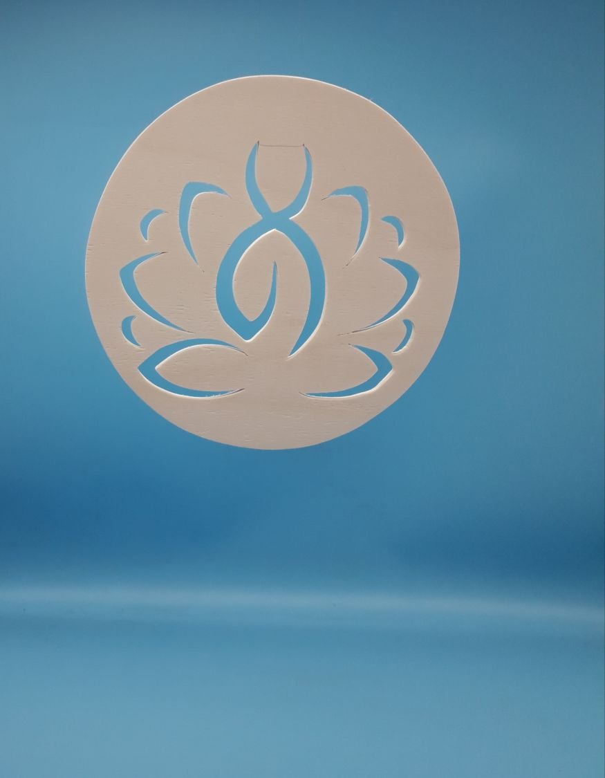 Sittende kvinne i lotus (liten størrelse)