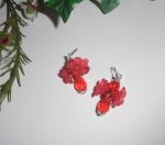 Røde blomsterøreringer med krystallperler
