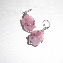 Originale rosa blomsterøreringer med perler og glassgriser