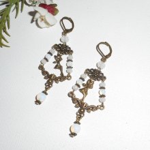 Fe og hvite krystall duskøreringer på bronse sviller