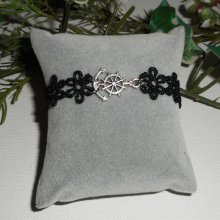 Originalt armbånd med anker og ror på svart blonder