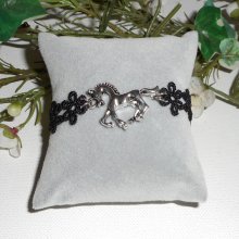 Originalt armbånd med sølvmetallhest på svart blonder