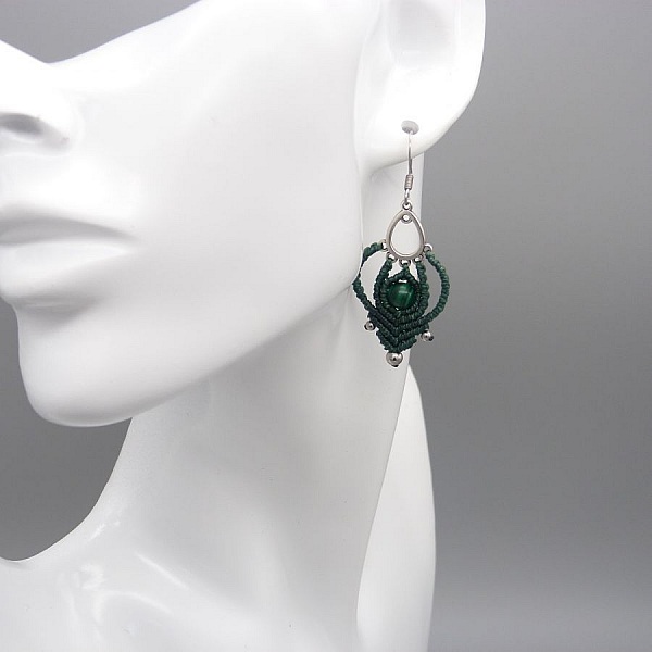 Boucles d'oreilles  en micro-macram&eacute; vert fonc&eacute; avec une perle en malachite
