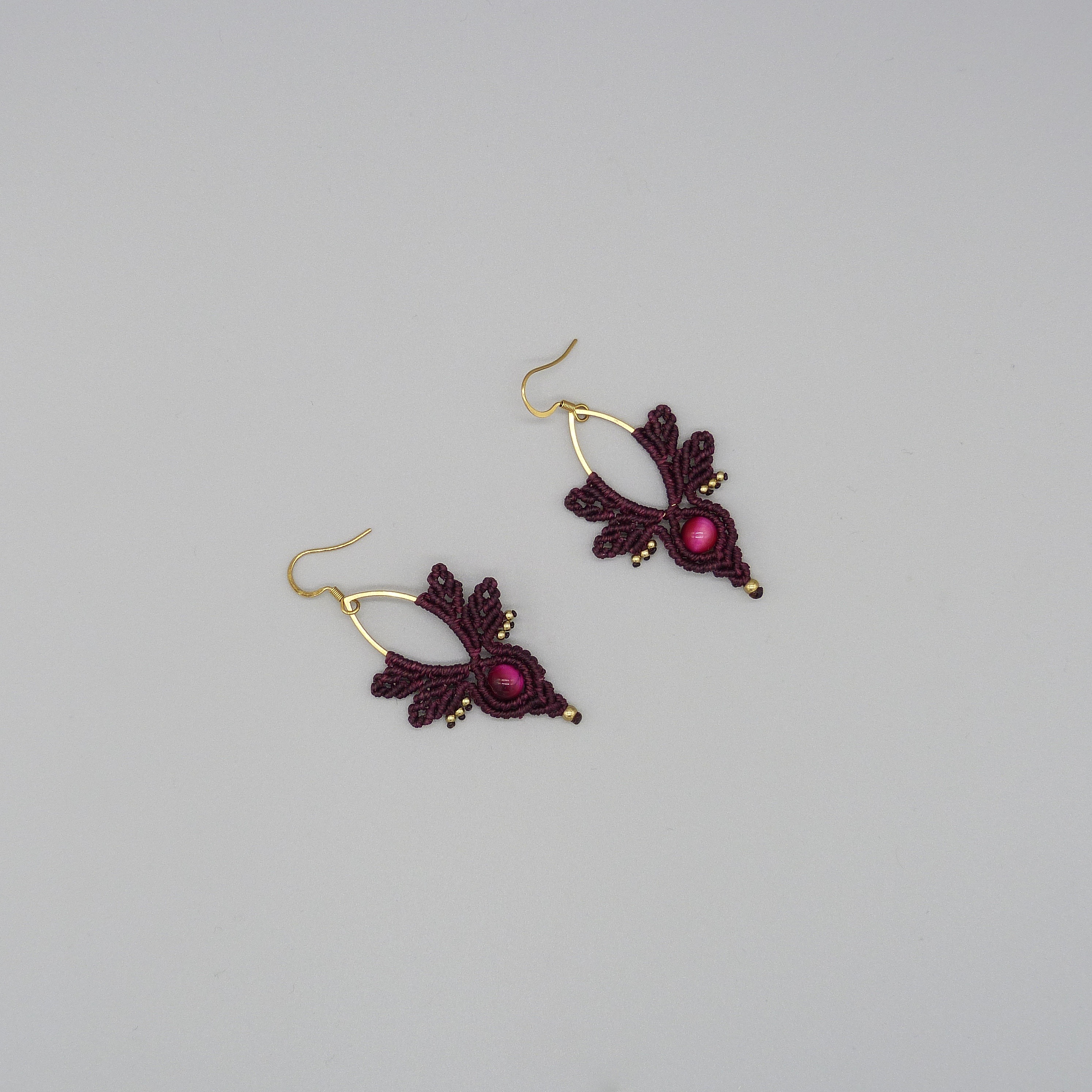 Boucles d'oreilles  en micro-macram&eacute; couleur groseille avec oeil de tigre teint&eacute;