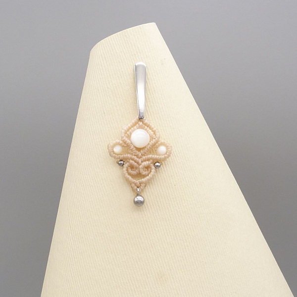 &Oslash;redobber i sandfarget mikromakram&eacute; med perlemorsperler