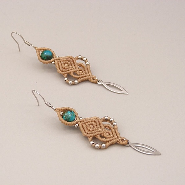 &Oslash;redobber i lys beige mikro-makram&eacute;