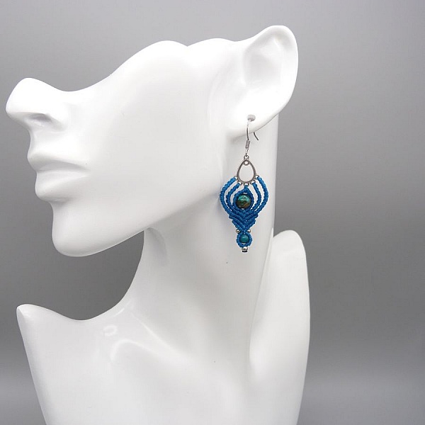 Boucles d'oreilles  en micro-macram&eacute; bleues turquoise avec deux perles en chrysocolle