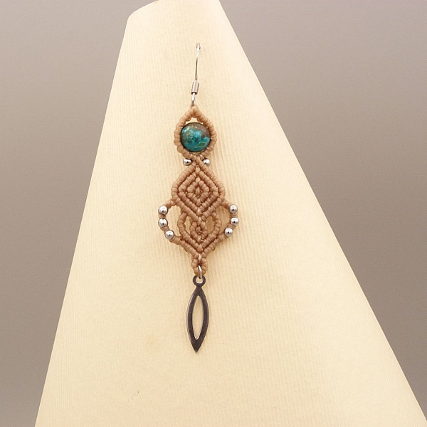 &Oslash;redobber i lys beige mikro-makram&eacute;