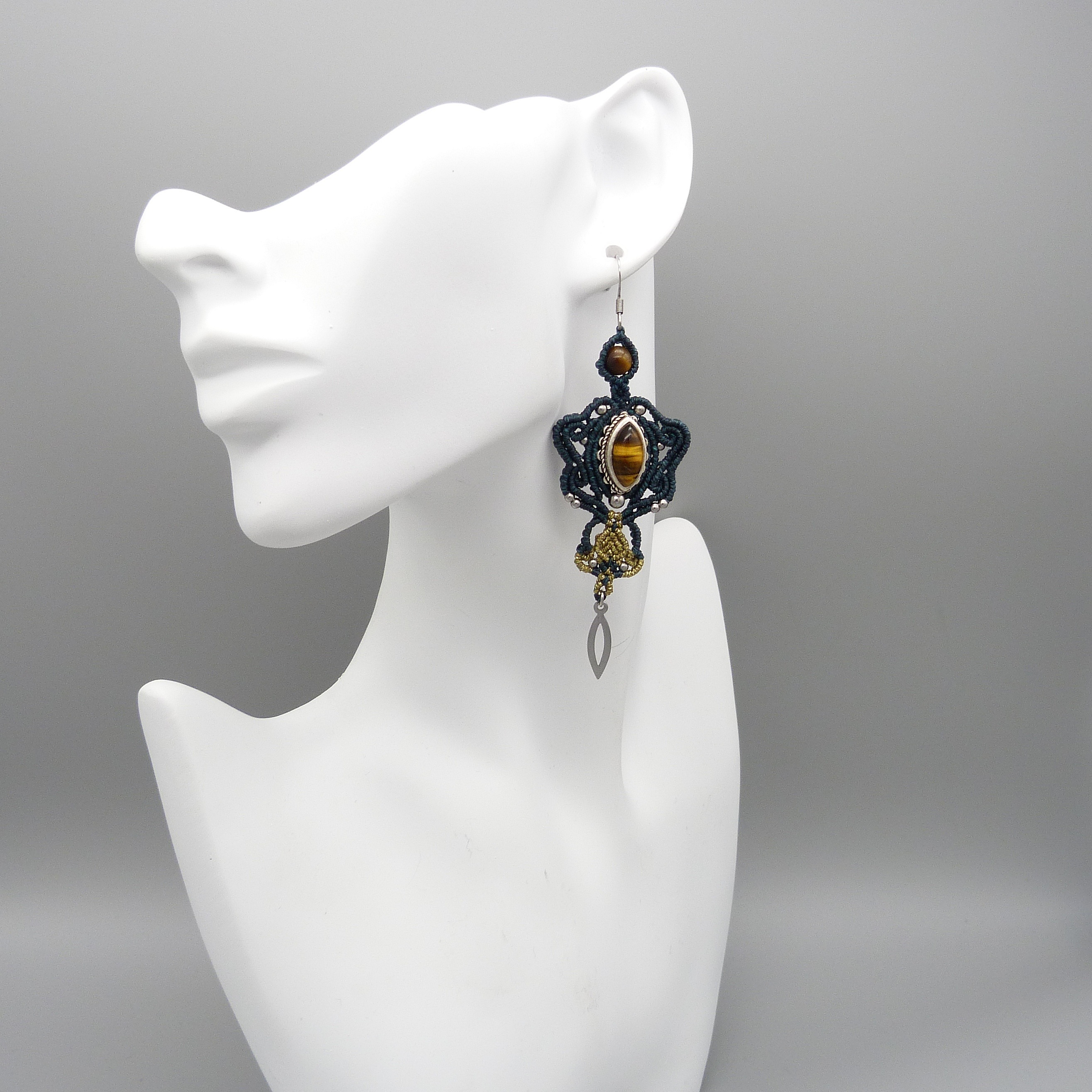 Boucles d'oreilles  en micro-macram&eacute; ton vert/dor&eacute; avec oeil de tigre serti