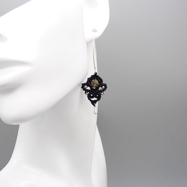 Svarte mikromakram&eacute;&oslash;redobber med keiserlige jaspisperler