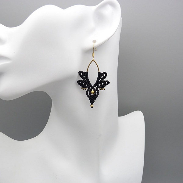 Boucles d'oreilles  en micro-macram&eacute; noires et dor&eacute;es
