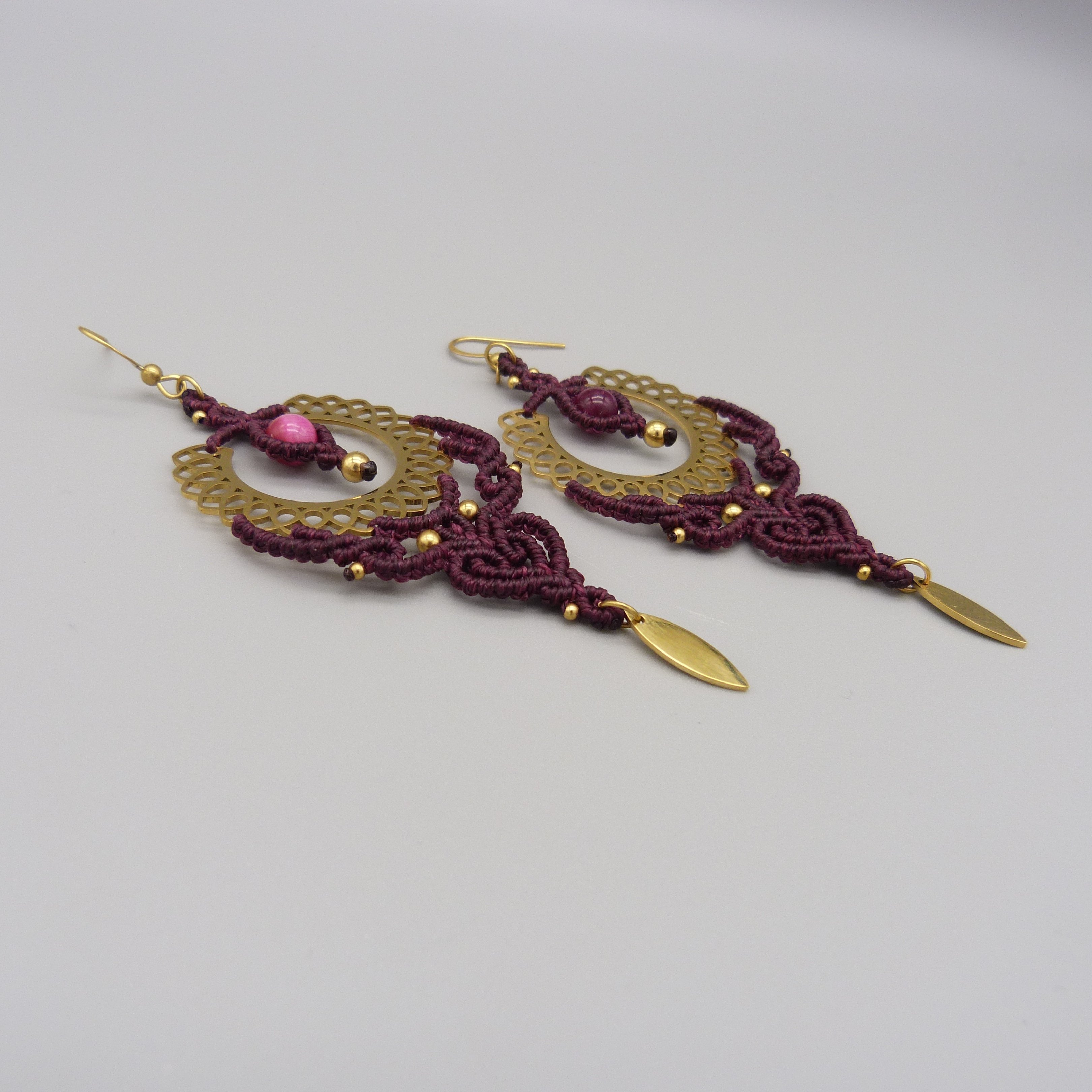 Boucles d'oreilles prune en micro-macram&eacute; avec oeil de tigre teint&eacute;