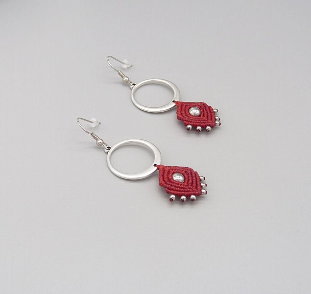 R&oslash;de &oslash;reringer i mikromakram&eacute;  