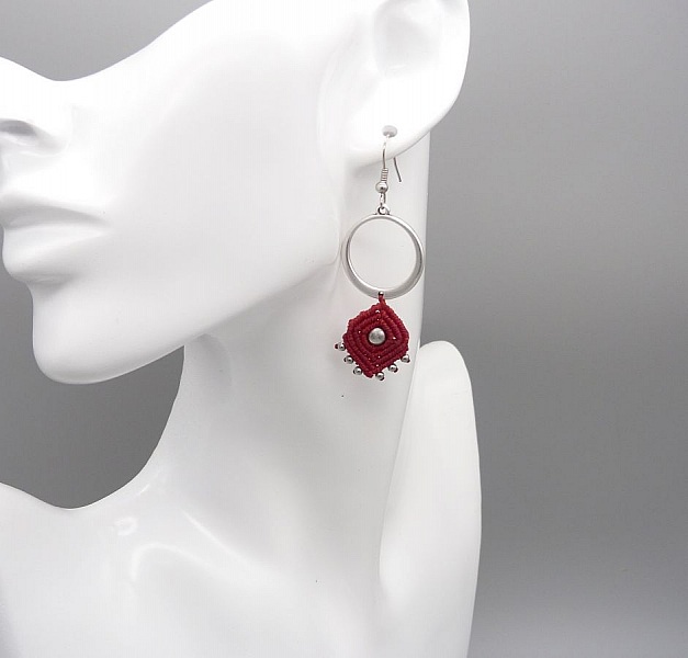 R&oslash;de &oslash;reringer i mikromakram&eacute;  