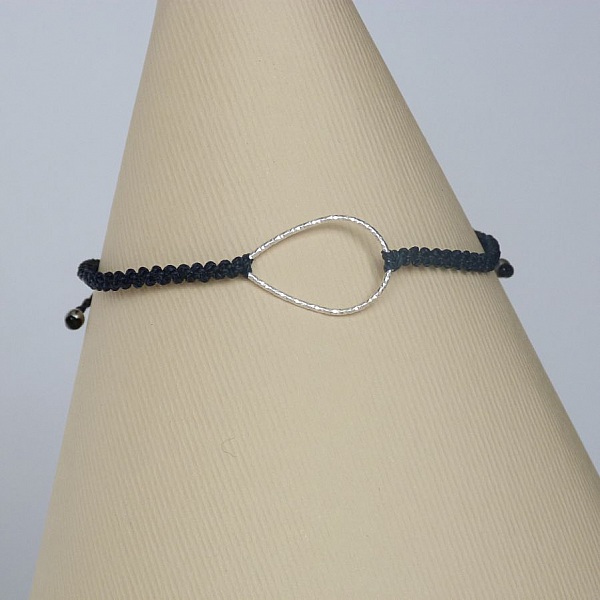 Bracelet  bleu fonc&eacute; en micro-macram&eacute; avec une goutte en argent